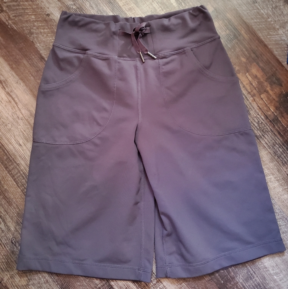 lululemon be still bermuda shorts Grey color Size 2